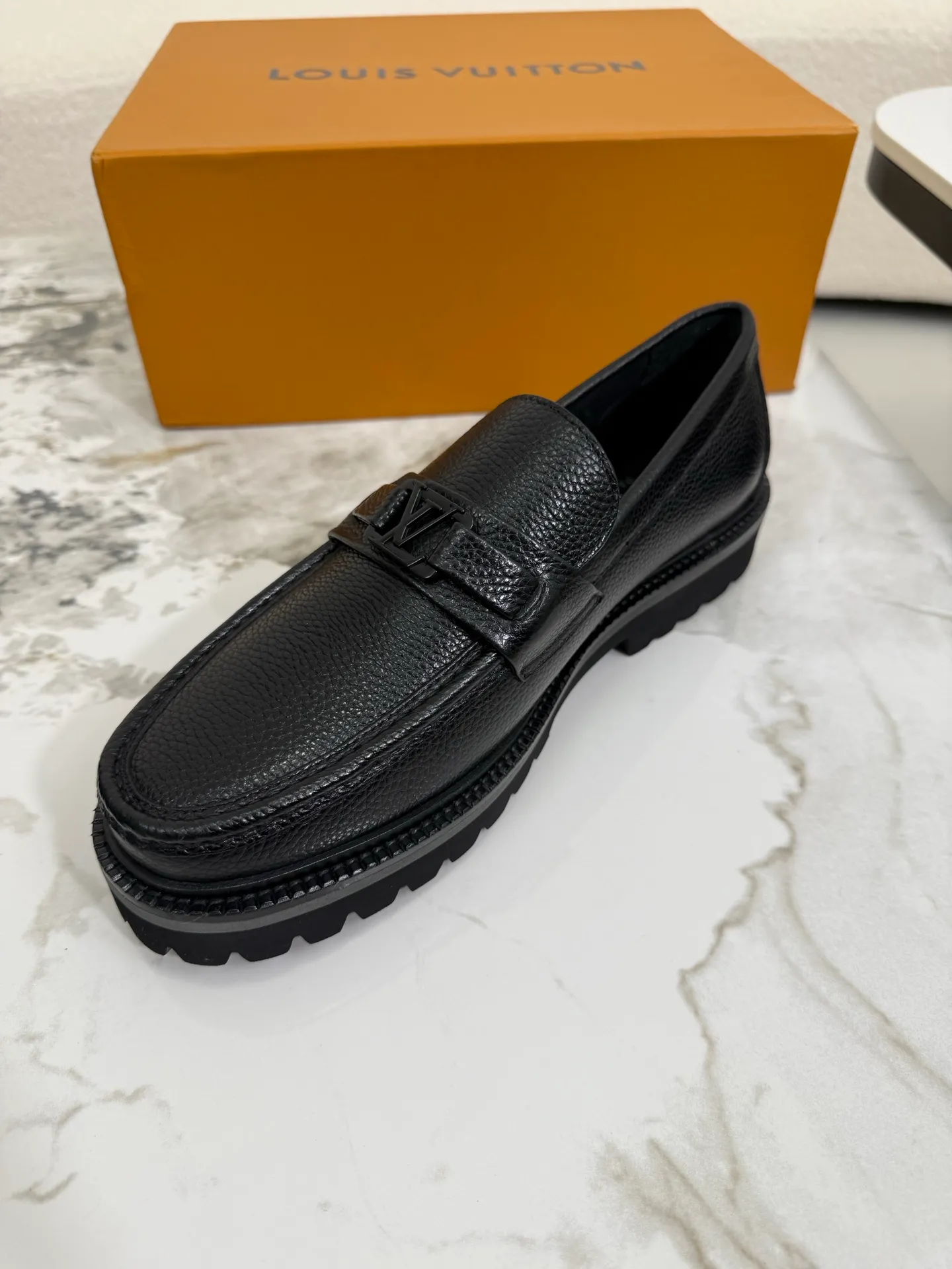 [L Family] Top P: 800💰 ▪️Size: 39-44 (38.45 custom-made) The top male god leather shoes Lv series are sold at the same time with original factory configuration, original cowhide fabric imported from Italy, soft and comfortable, imported water-dyed cow lining, soles: original ultra-light French foam outsole super comfortable, original factory with single goods 🔍🔍high quality, can be entered and exited at will, welcome to compare and synchronize.
